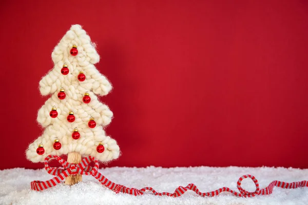 Árbol de Navidad de tela, Bola, Nieve, Copiar espacio, Fondo rojo — Foto de Stock