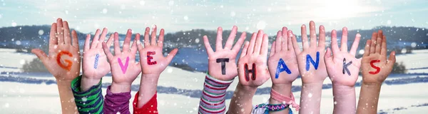 Barn händer bygga ord ge tack, snöig vinter bakgrund — Stockfoto