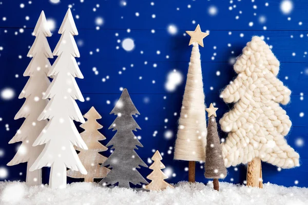 Vintage χριστουγεννιάτικα δέντρα, χιόνι, μπλε φόντο, αστέρι, νιφάδες χιονιού — Φωτογραφία Αρχείου