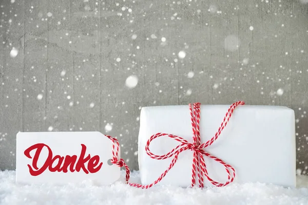 Ein Weihnachtsgeschenk, Schnee, Schneeflocken, Zement, rotes Danke bedeutet Danke — Stockfoto