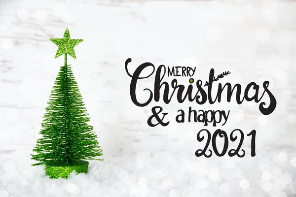 Albero di Natale verde, stella, neve, buon Natale e un felice 2021 — Foto Stock