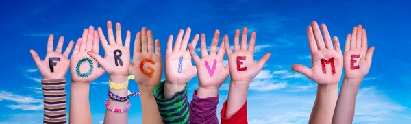 Bambini mani che costruiscono parola perdonami, cielo blu — Foto Stock