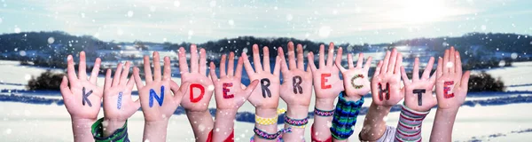 Crianças Mãos Construindo Kinderrecht significa Crianças Direitos, Fundo de Inverno — Fotografia de Stock