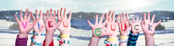 Crianças mãos segurando palavra viel Glueck significa boa sorte, fundo de inverno nevado — Fotografia de Stock