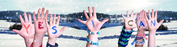 Παιδιά Χέρια οικοδόμηση λέξη Ναι μπορώ, χιονισμένο φόντο χειμώνα — Φωτογραφία Αρχείου