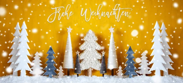 Bandiera gialla, alberi, fiocchi di neve, Frohe Weihnachten significa Buon Natale — Foto Stock