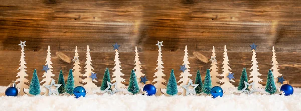 Χριστουγεννιάτικο δεντρόπανο, μπλε αστέρι και μπάλα, καφέ ξύλινο φόντο, χιόνι — Φωτογραφία Αρχείου