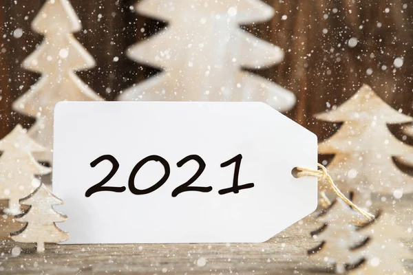 Albero di Natale bianco, Etichetta con testo 2021, Fiocchi di neve — Foto Stock