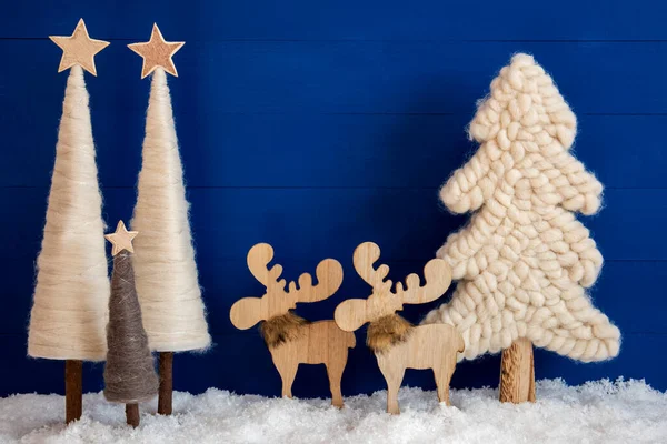 Weihnachtsbaum, Elch, Schnee, Kopierraum, blauer Hintergrund — Stockfoto