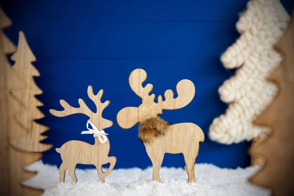 Weihnachtsbaum, Schnee, verliebtes Elchpaar — Stockfoto