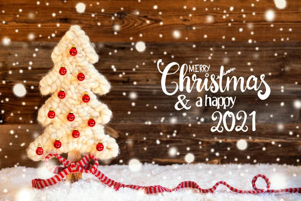 ファブリッククリスマスツリー、ボール、雪、メリークリスマスそして幸せな2021 、雪の結晶 — ストック写真