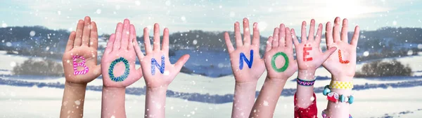 Gyerekek kéz épület Bon Noel jelenti Boldog Karácsonyt, havas téli háttér — Stock Fotó
