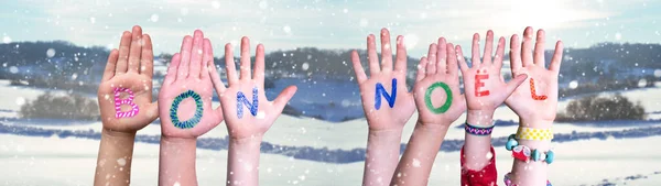 Niños Manos Construyendo Bon Noel Significa Feliz Navidad, Fondo de Invierno Nevado —  Fotos de Stock