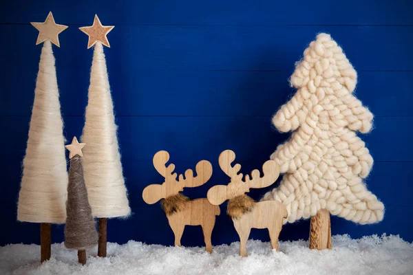 Weihnachtsbaum, Elch, Schnee, blauer Hintergrund, Kopierplatz für — Stockfoto