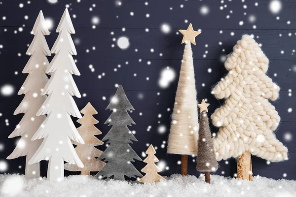 Weihnachtsbäume, Schnee, schwarzer Holzhintergrund, Stern, Schneeflocken — Stockfoto