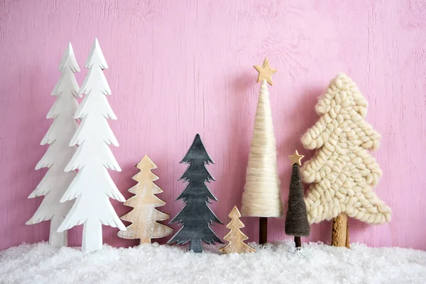 Árvores de Natal, Neve, Pink Grungy fundo de madeira, Estrelas — Fotografia de Stock