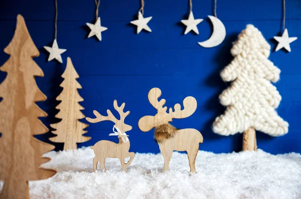 Vánoční strom, los pár v lásce, měsíc, sníh — Stock fotografie