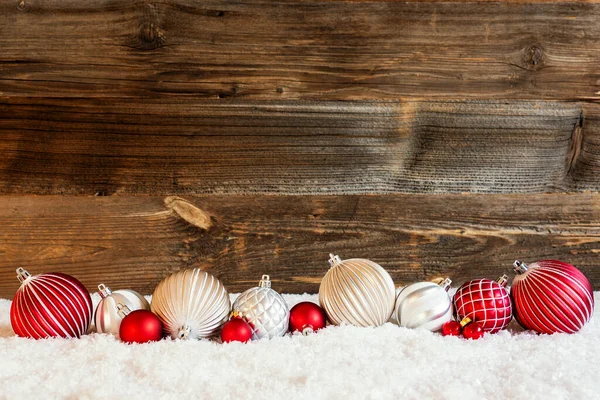 Vánoční ples ornament, sníh, kopírovací prostor, Rustikální dřevěné pozadí — Stock fotografie