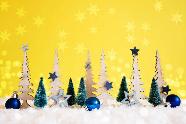 Árvore de Natal, Neve, Estrelas Azuis, Bola, Espaço para Cópia, Fundo Amarelo — Fotografia de Stock