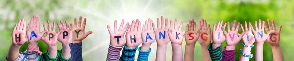 Mani dei bambini che costruiscono parola Buon Ringraziamento, prato d'erba — Foto Stock