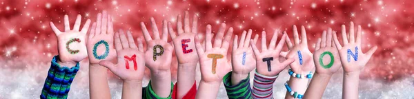 Kinderen Handen Building Word Competition, Rode Kerst achtergrond — Stockfoto