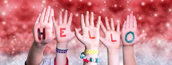 Kinderen handen bouwen Woord Hallo, Rode Kerst Achtergrond — Stockfoto