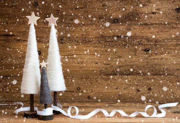Árvore de Natal branca, Fundo de madeira, Espaço de cópia, Flocos de neve — Fotografia de Stock