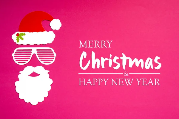 Máscara de papel de Papá Noel, fondo rosa, Feliz Navidad y Feliz Año Nuevo —  Fotos de Stock