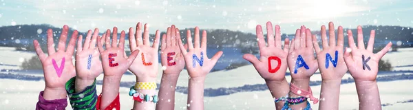 การสร้างมือเด็ก วิเลนเนน หมายถึง ขอบคุณ พื้นหลังฤดูหนาวหิมะ — ภาพถ่ายสต็อก