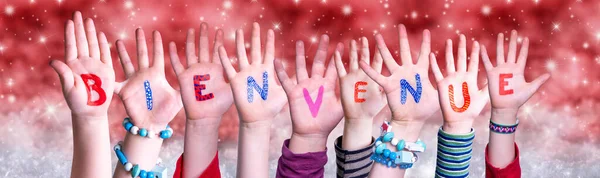 Dzieci Hands Bienvenue oznacza Witamy, Czerwone Boże Narodzenie tle — Zdjęcie stockowe