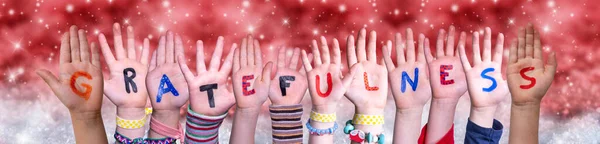 Gyerekek kéz épület Word Hálás, piros karácsonyi háttér — Stock Fotó