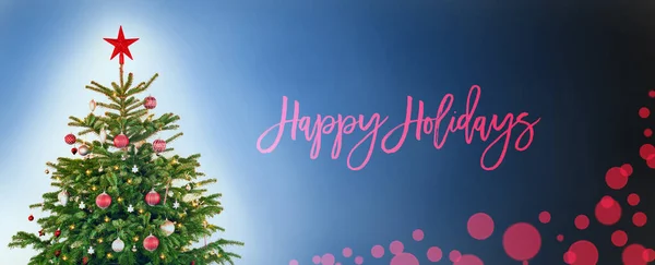 Árbol de Navidad con Decoración, Fondo Azul, Felices Fiestas, Bokeh Rojo —  Fotos de Stock