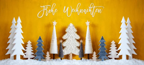 Banner, Bäume, Schnee, gelber Hintergrund, Frohe Weihnachten bedeutet Frohe Weihnachten — Stockfoto