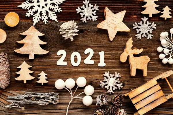 Decorazione di Natale di legno, 2021, albero, cono dell'abete e fionda — Foto Stock