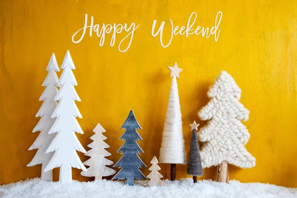 Vánoční stromky, Sníh, Žluté pozadí, Šťastný víkend — Stock fotografie