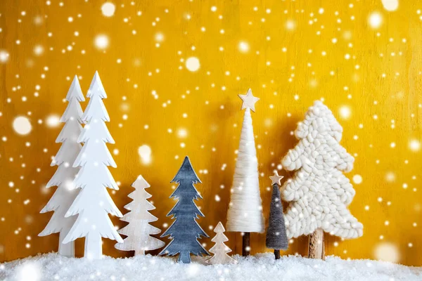 Kerstbomen, Sneeuwvlokken, Gele achtergrond, Kopieerruimte — Stockfoto
