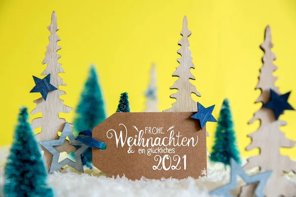 Weihnachtsbäume, Schnee, gelber Hintergrund, Glückliches 2021 bedeutet Glückliches 2021 — Stockfoto