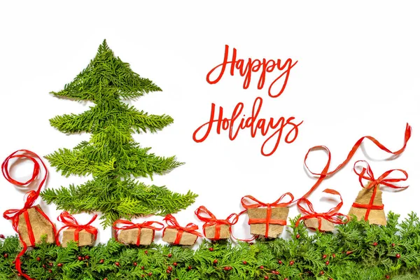 Рождественская елка, подарки и подарки, елка филиал, текст с праздниками — стоковое фото