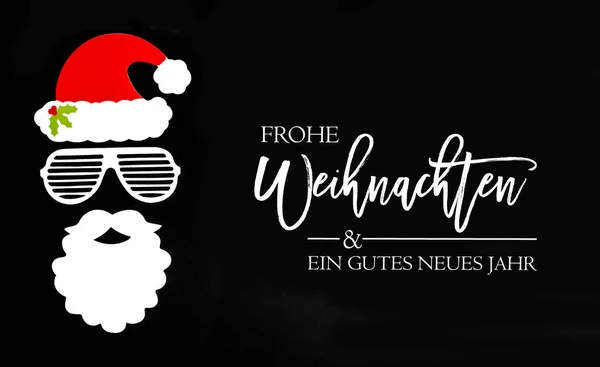 Маска бумаги Санта-Клауса, черный фон, Gutes Neues означает с Новым годом — стоковое фото