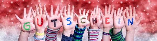 Kinderen handen Gutschein Betekent Voucher, Rode Kerst Achtergrond — Stockfoto