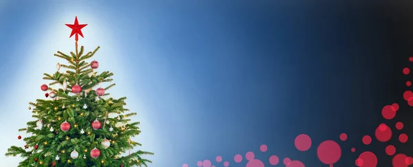 Julgran med dekoration, blå bakgrund, kopiera utrymme, röd Bokeh — Stockfoto