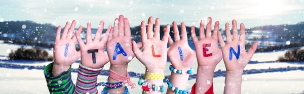 İtalyanca Sözcük İnşa Eden Çocuk Eller İtalya, Karlı Kış Arkaplanı — Stok fotoğraf