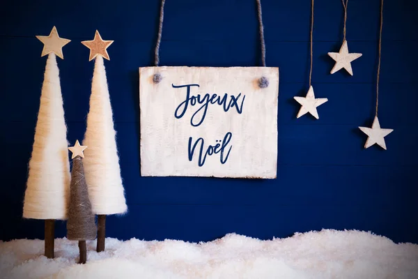 Árvore de Natal, Fundo azul, Neve, Joyeux Noel significa Feliz Natal — Fotografia de Stock