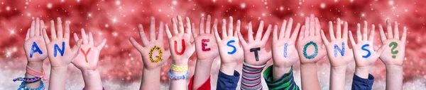 Crianças Mãos Construindo Palavra Quaisquer Perguntas, Fundo de Natal Vermelho — Fotografia de Stock