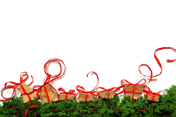 Rama de abeto verde, regalo de Navidad y regalos, fondo aislado blanco — Foto de Stock