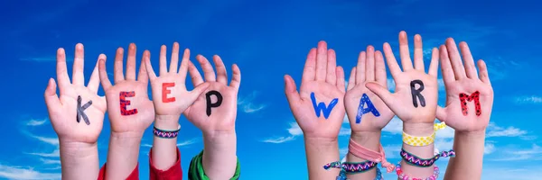 Dzieci Ręce Budowanie Słowa Trzymaj ciepło, Niebieskie Niebo — Zdjęcie stockowe