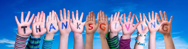 Παιδιά Χέρια οικοδόμηση λέξη Ευχαριστίες, Blue Sky — Φωτογραφία Αρχείου