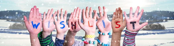 Niños Manos Construyendo Lista de Deseos de Palabras, Fondo de Invierno Nevado —  Fotos de Stock