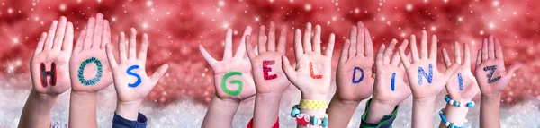 Kinderen Handen Hos Geldiniz betekent welkom, Rode Kerst achtergrond — Stockfoto