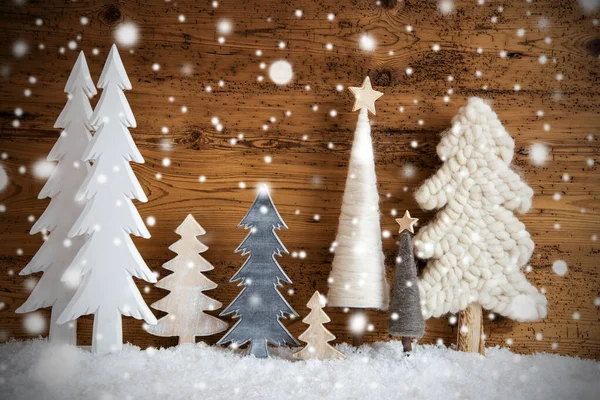 Weihnachtsbäume, Schnee, brauner Holzhintergrund, Stern, Schneeflocken — Stockfoto